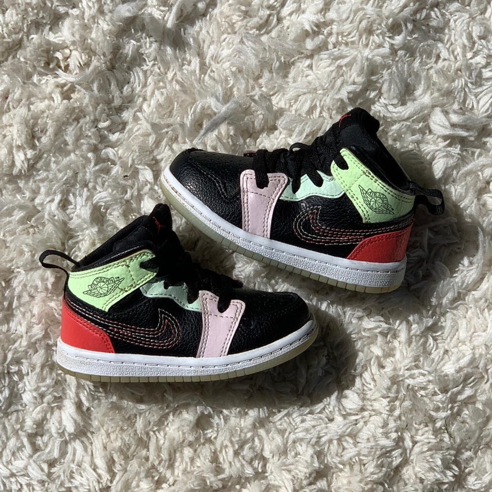 Air Jordan 1 one mid glow in the dark multicolor 6
